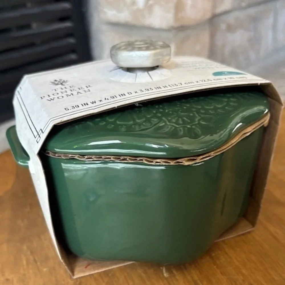 Pioneer Woman Stoneware 2 Cup‎ Snowflake Cocotte Set with Lid, Green & Red
